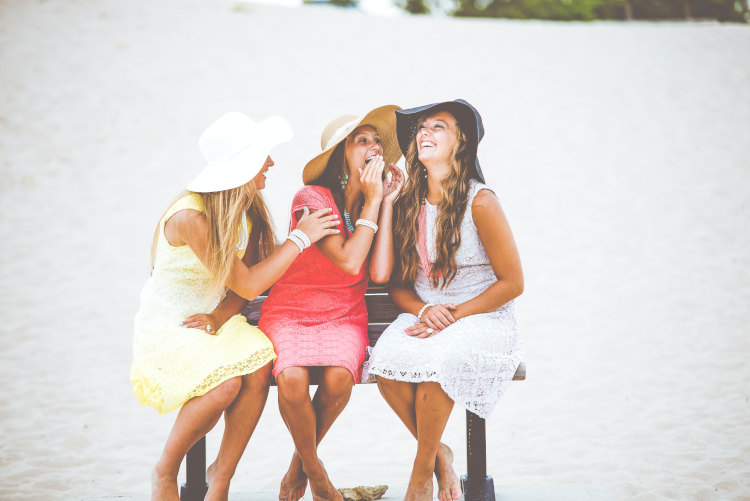 Drei Frauen sprechen und lachen gemeinsam